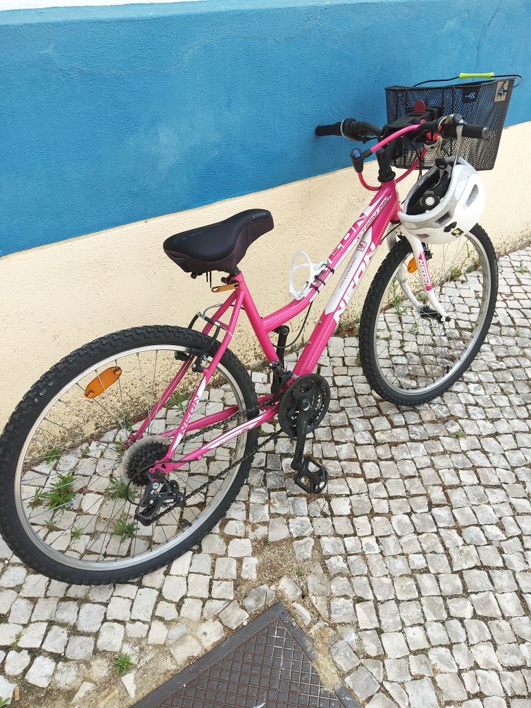 Vendo bicicleta com capacete e cesto