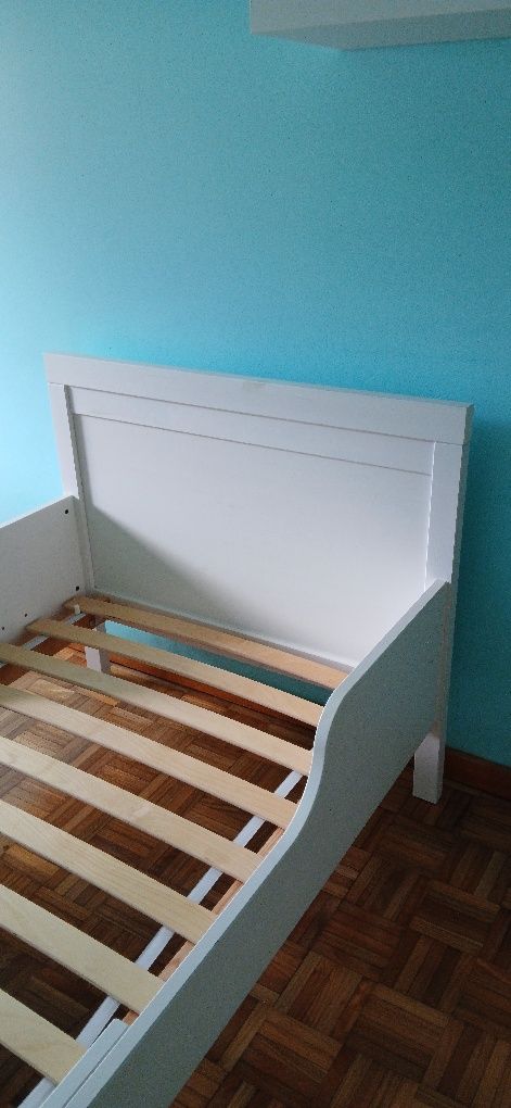 Cama branca  para criança + colchão. Impecáveis!!