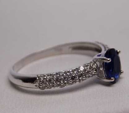 Srebrny pierścionek szafirowy kamień i cyrkonie R.21.