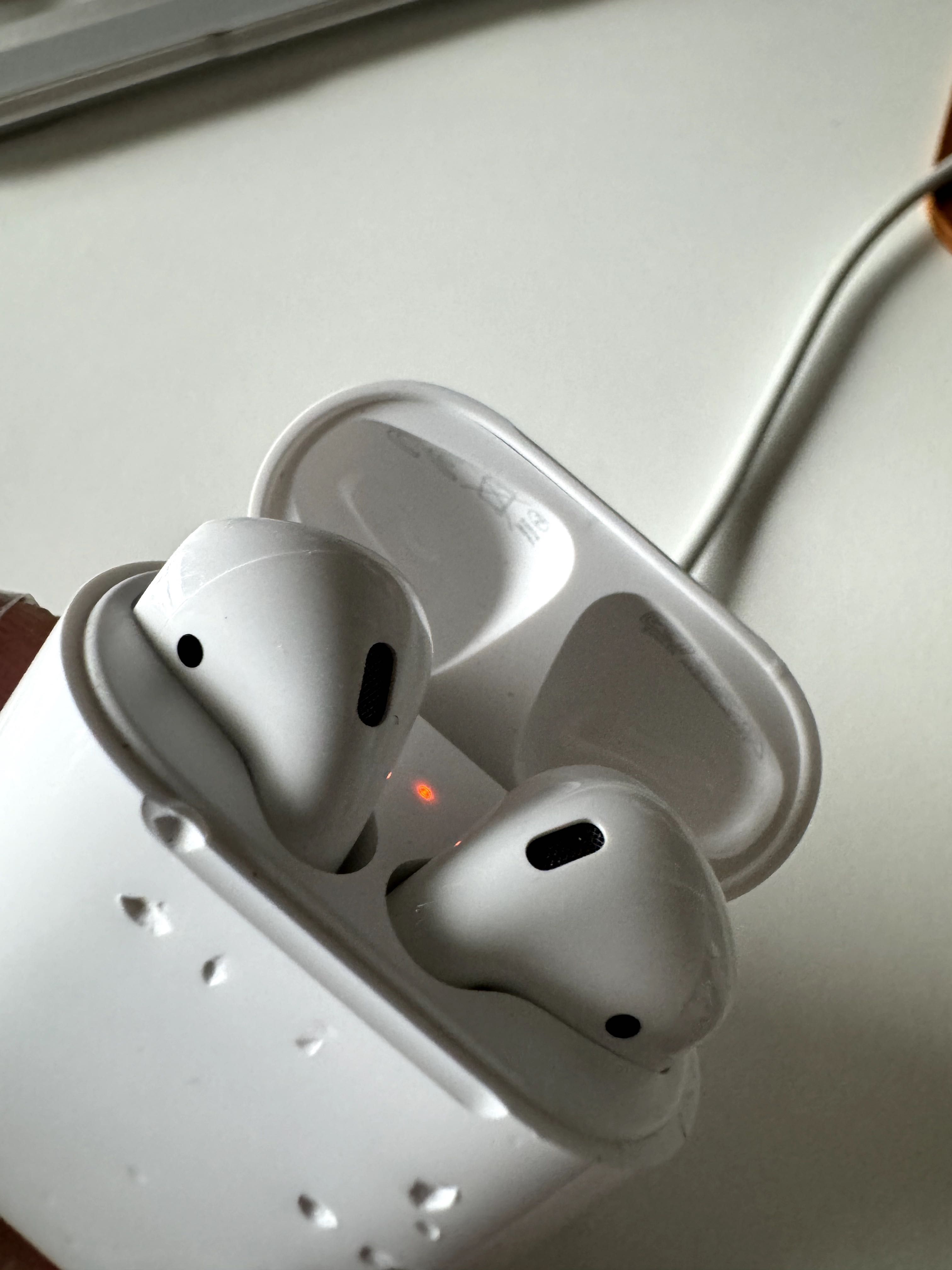 AirPods 2 gen na gwarancji uszkodzony case