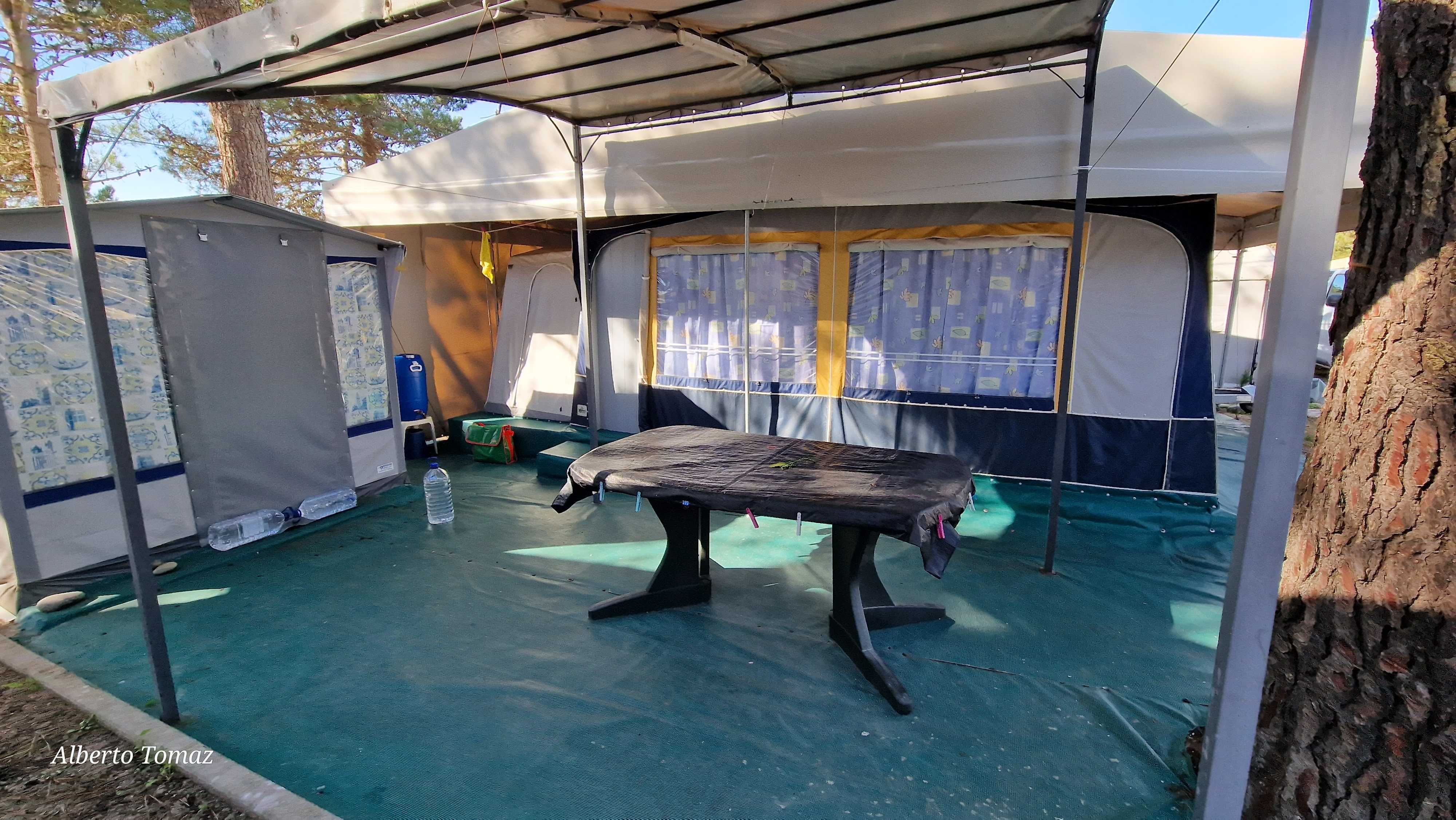 Caravana em espaço Parque Campismo Lagoa de sto André