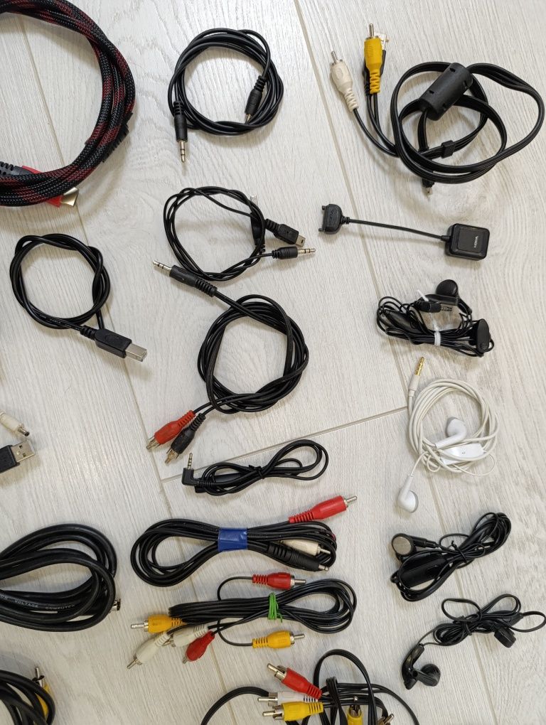 Кабели разные аудио  наушники hdmi блоки питания