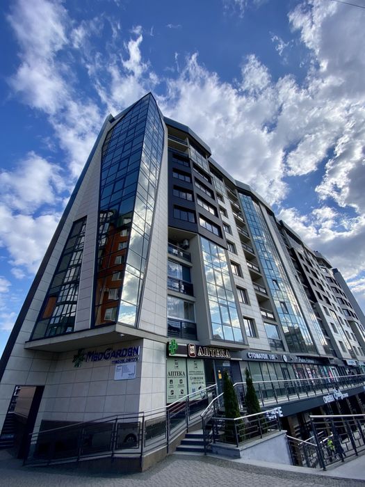 Продам велику 2х кімнатну новобудову біля парку Шевченка
