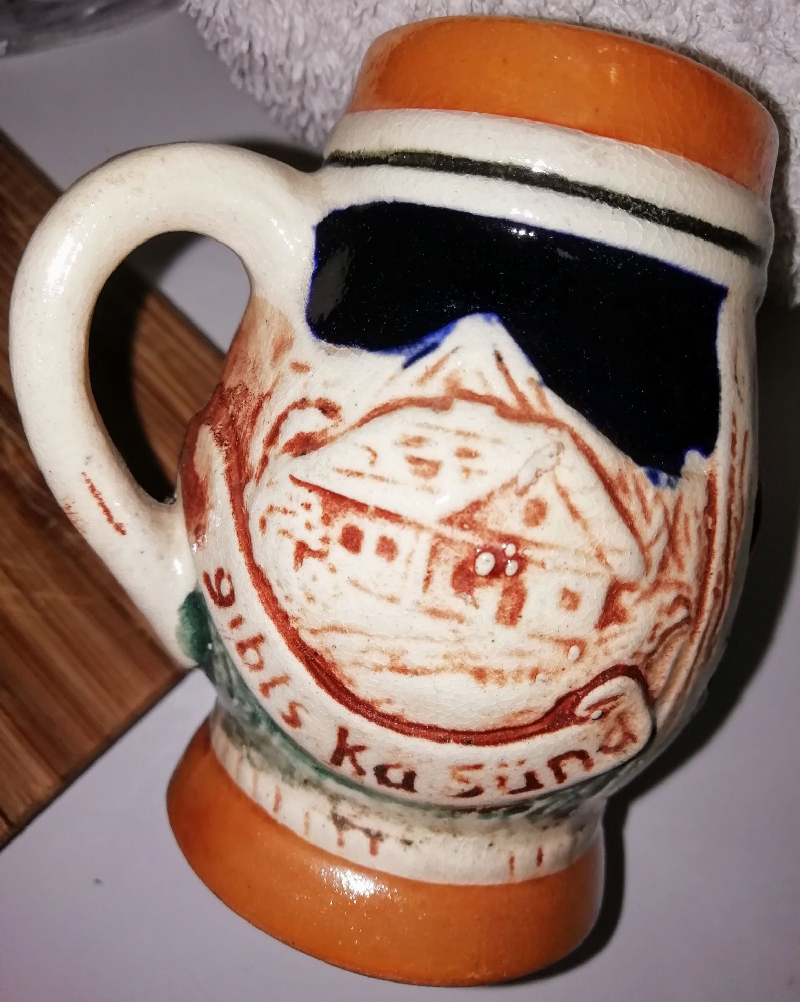 Caneca antiga em loiça