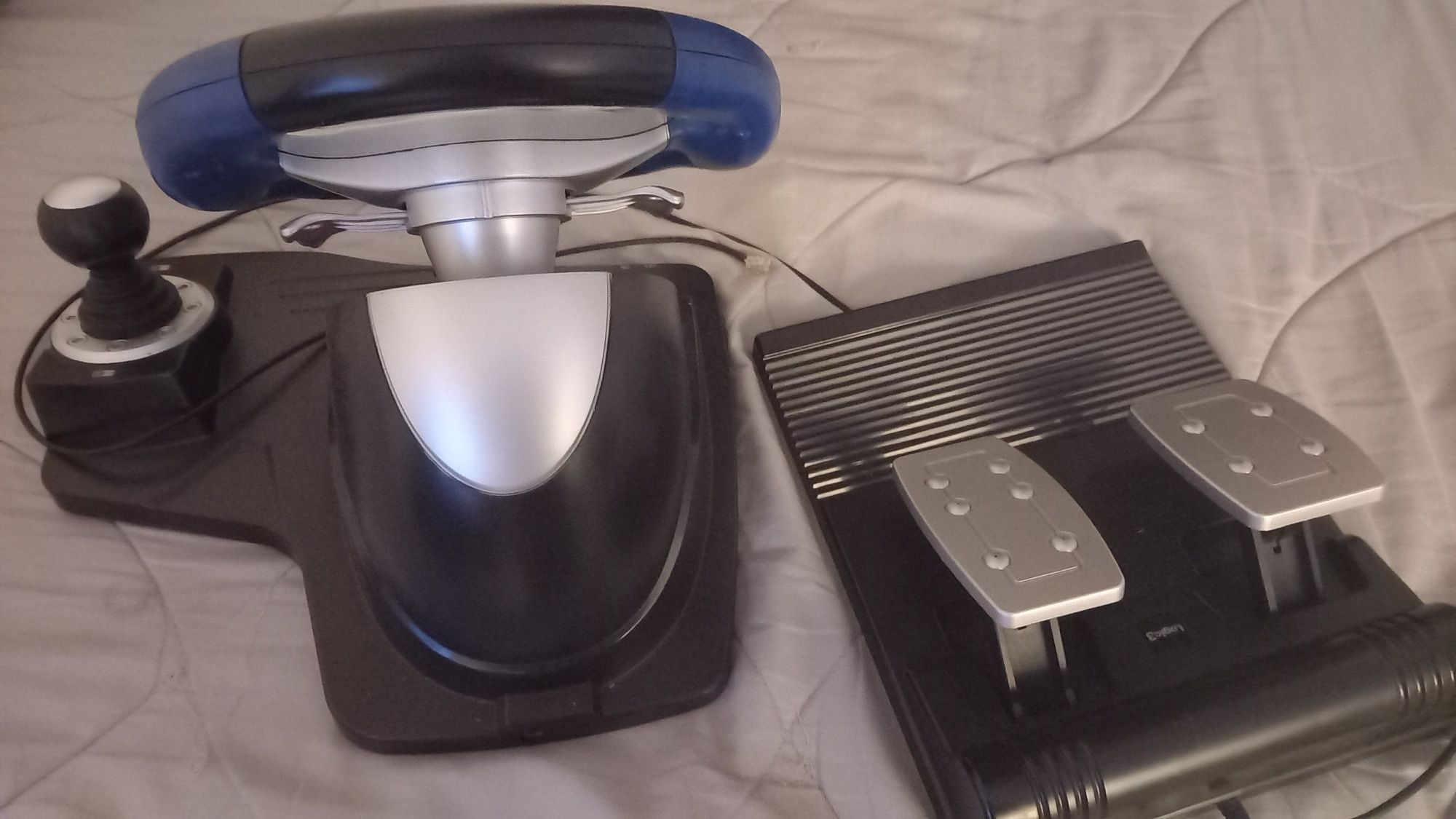 Vendo volante Logic 3, usado mas em estado novo.