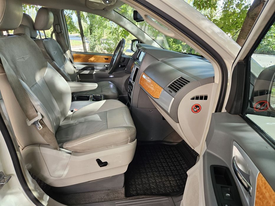 Chrysler Grand Voyager 2009 рік 2.8 дизель автомат 7 місць для військо