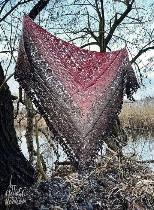 Szydełkowa chusta w czerni i ciepłych różach, boho, romantyczna