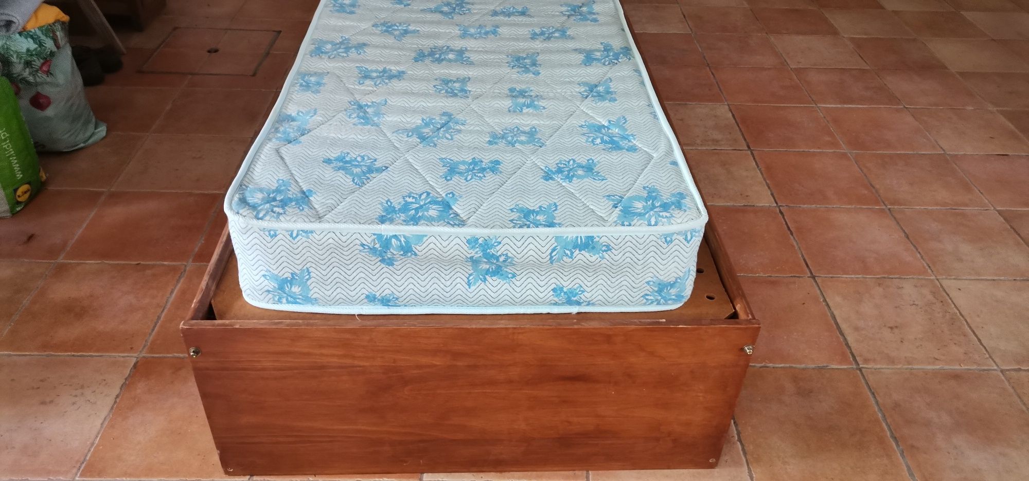 Cama individual com gavetões