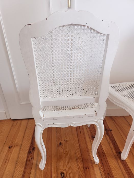 2 cadeiras brancas antigas com palhinha