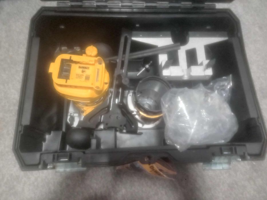 Фрезер DeWalt новий