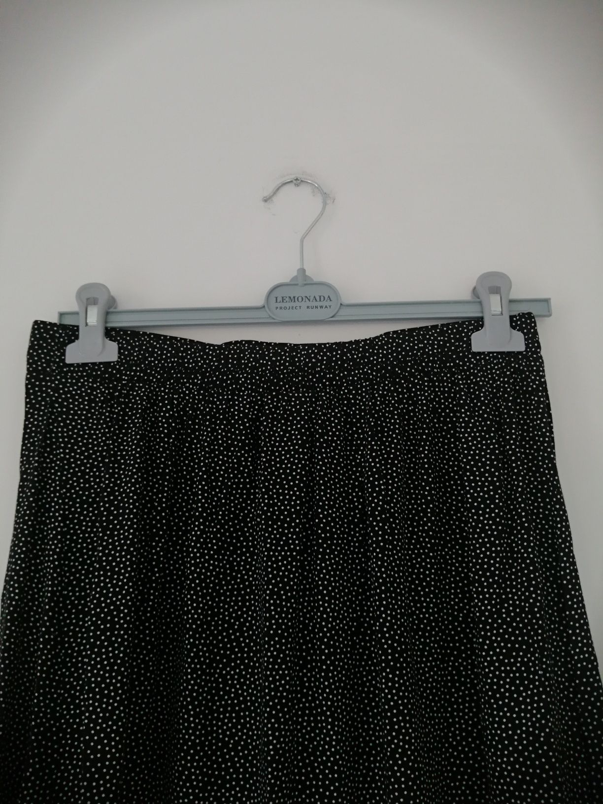 Czarna długa spódnica białe kropki falbana Janina, rozmiar 40