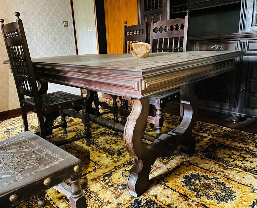 Mesa de madeira maciça + 6 cadeiras em couro
