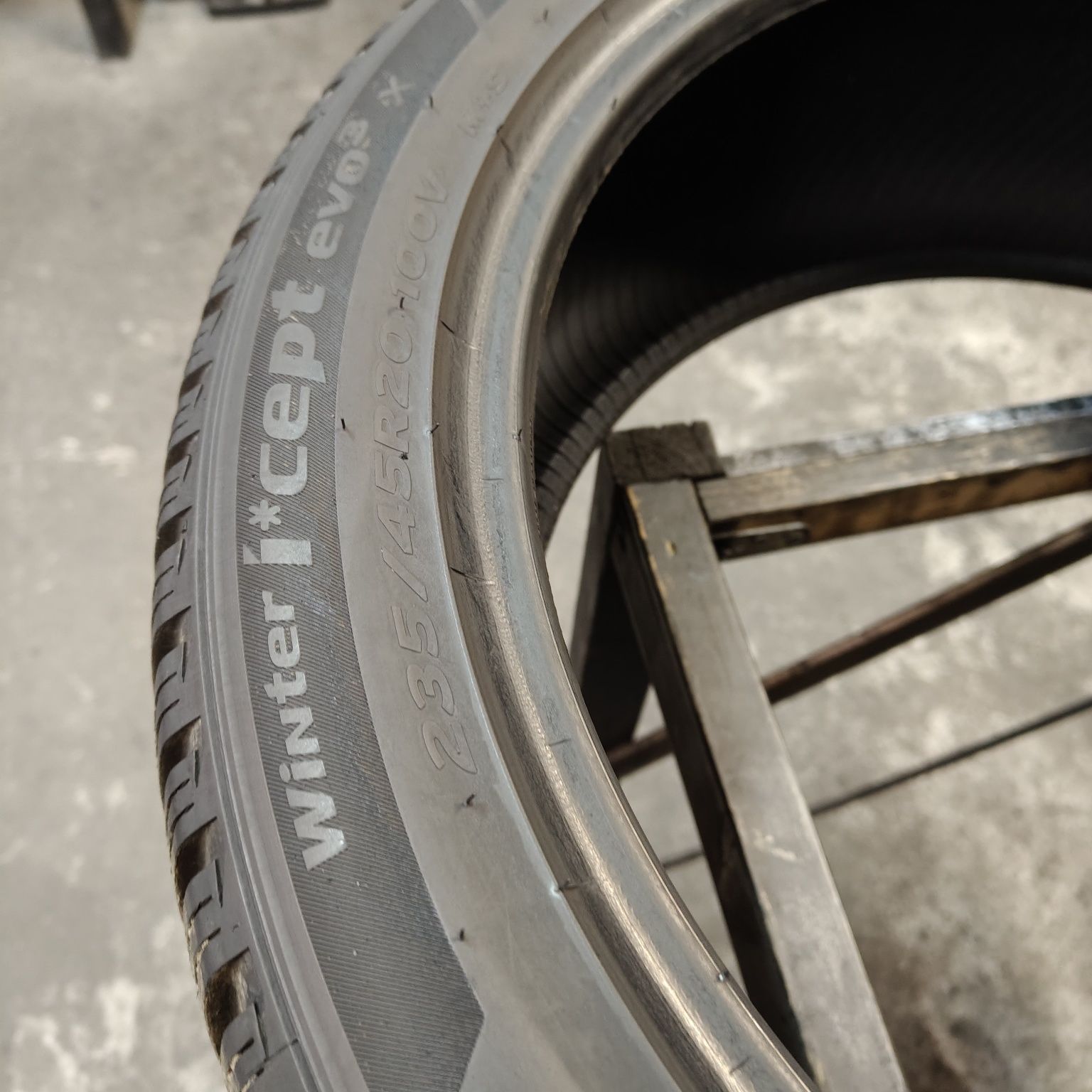 235/45/20 XL Sprzedam parę opon zimowych Hankook
