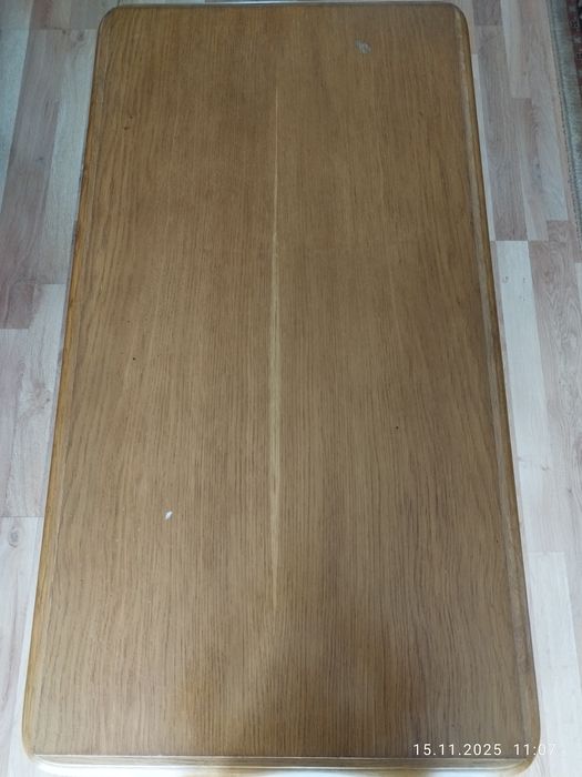 Ława dębowa z litego drewna.