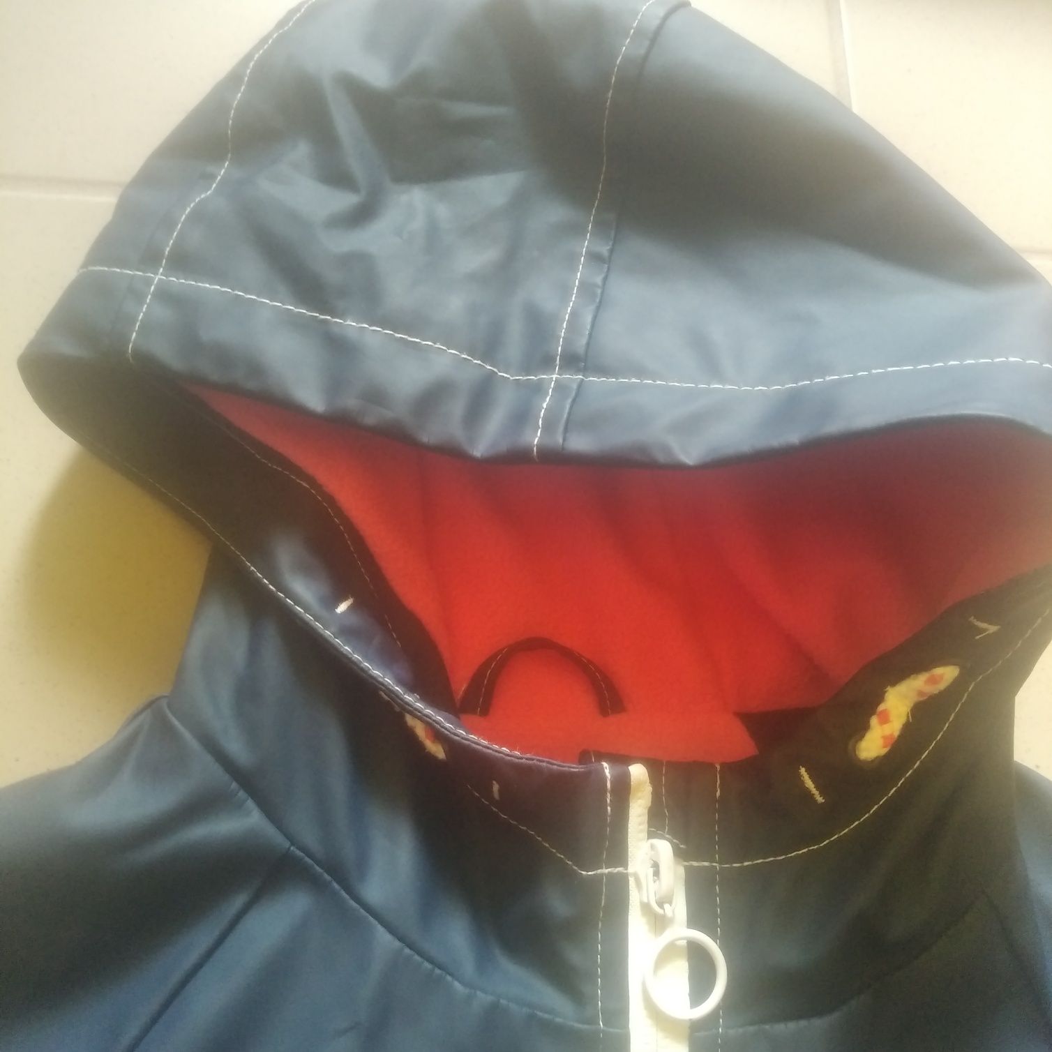Płaszcz przeciwdeszczowy na 134-140 cm firmy Tu