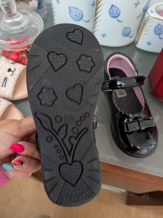 Sapato preto de menina