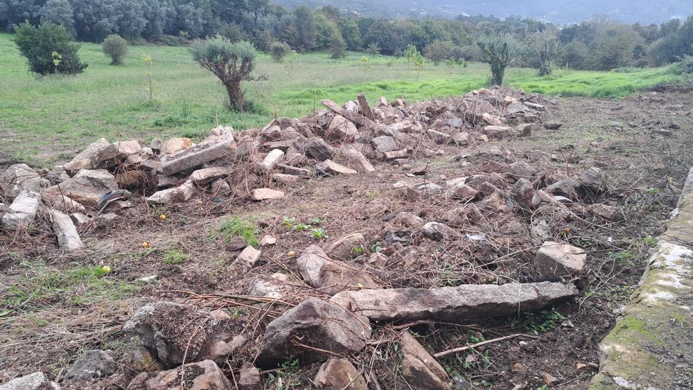 Dou pedra (+/- 3 ou 4 camiões)