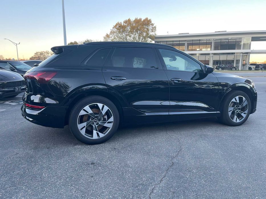 Audi e-tron      2023