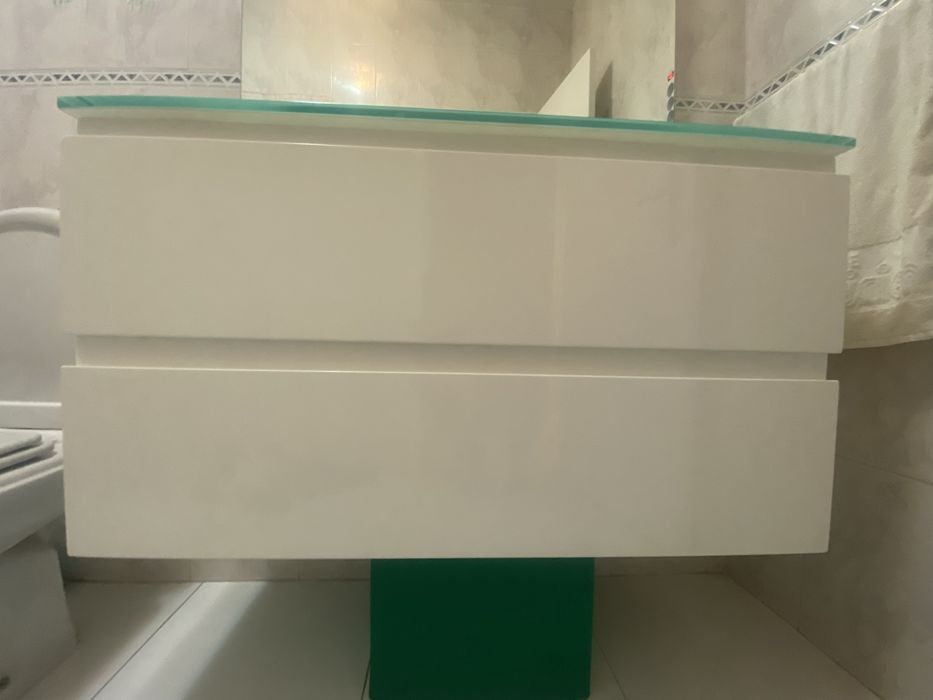 Móvel , espelho, torneiras , sanita e bidé wc