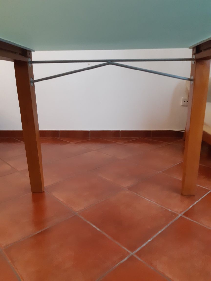 Conjunto de mesa e 4 cadeirões