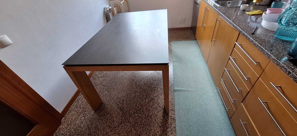 Mesa de cozinha ou sala de estar em ótimo estado