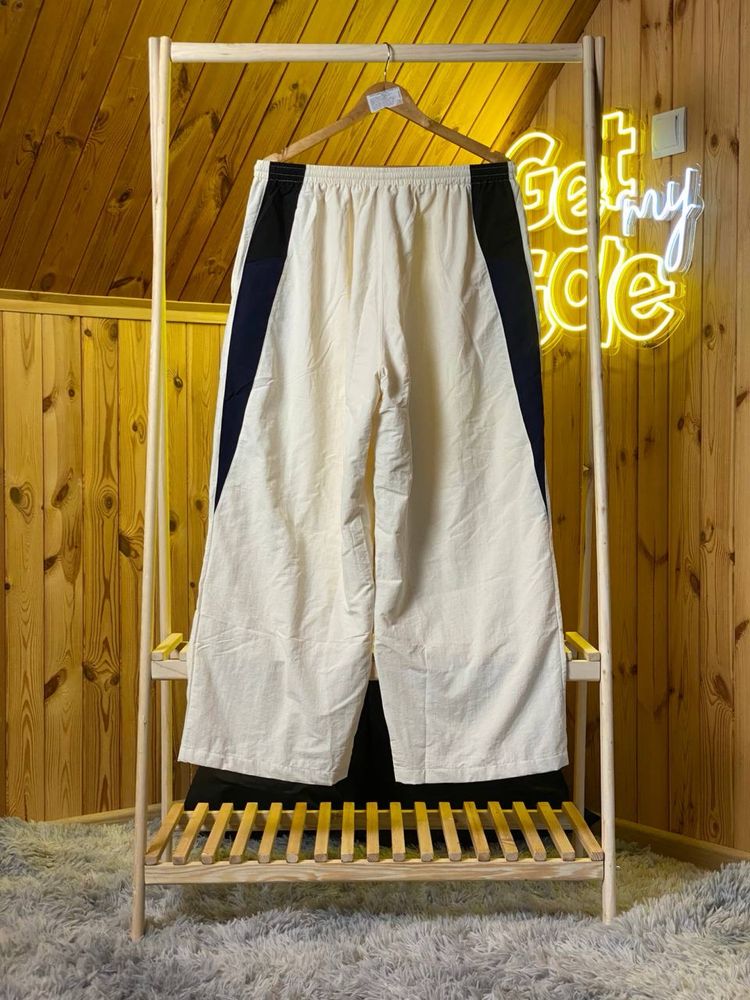 Спортивні штани 3B Sports Icon Medium Fit Tracksuit Pants in White.