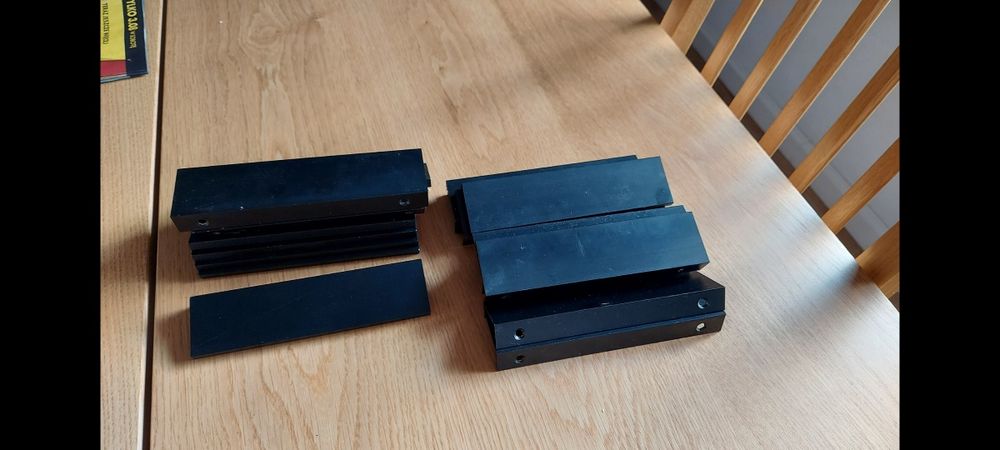 Uchwyty kuchenne aluminiowe lakierowane.