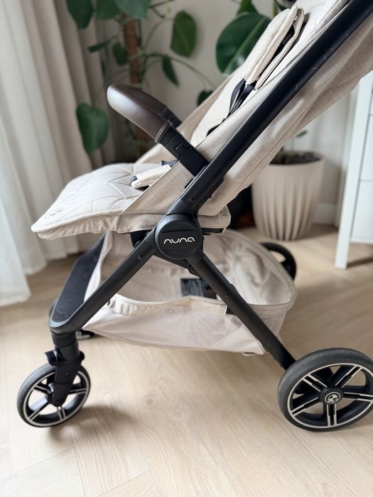 Wózek spacerowy lekki beżowy Nuna Trvl x BMW ideal