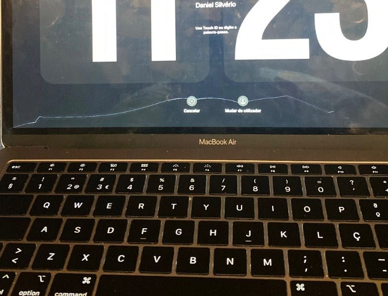 MacBook Air 2019 (Ecrã Rachado)