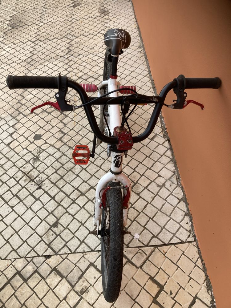 Bicicleta de competição volante roda todo