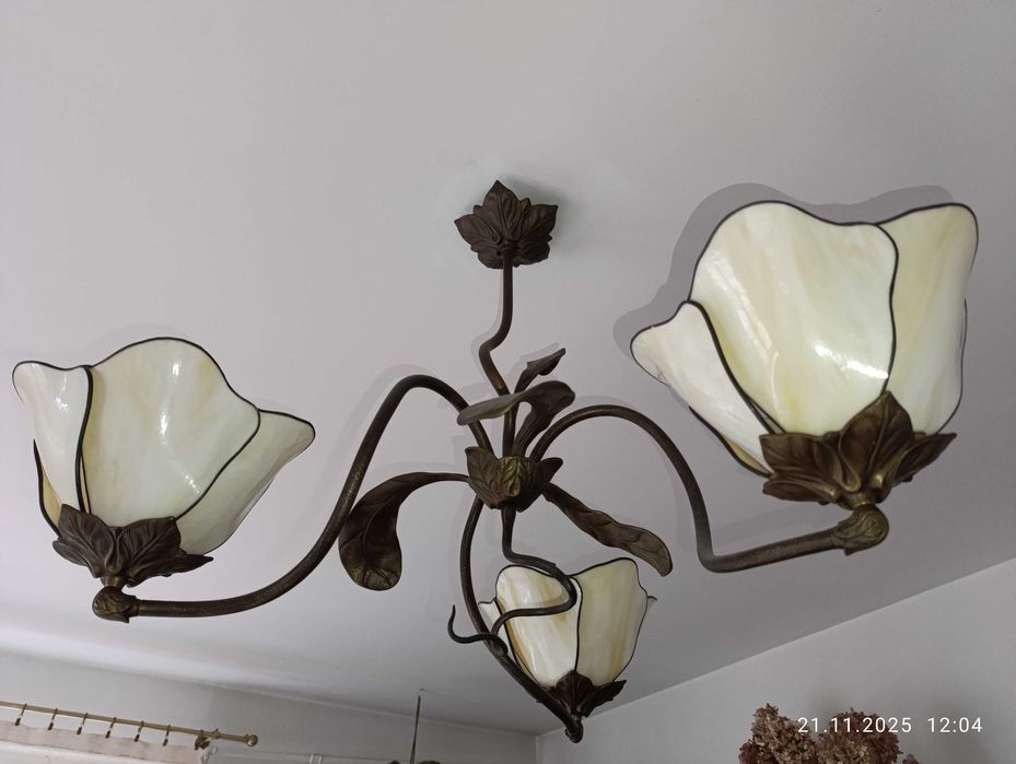 Ręcznie kuta lampa mosiężna z trzema kinkietami z witrażowego szkła