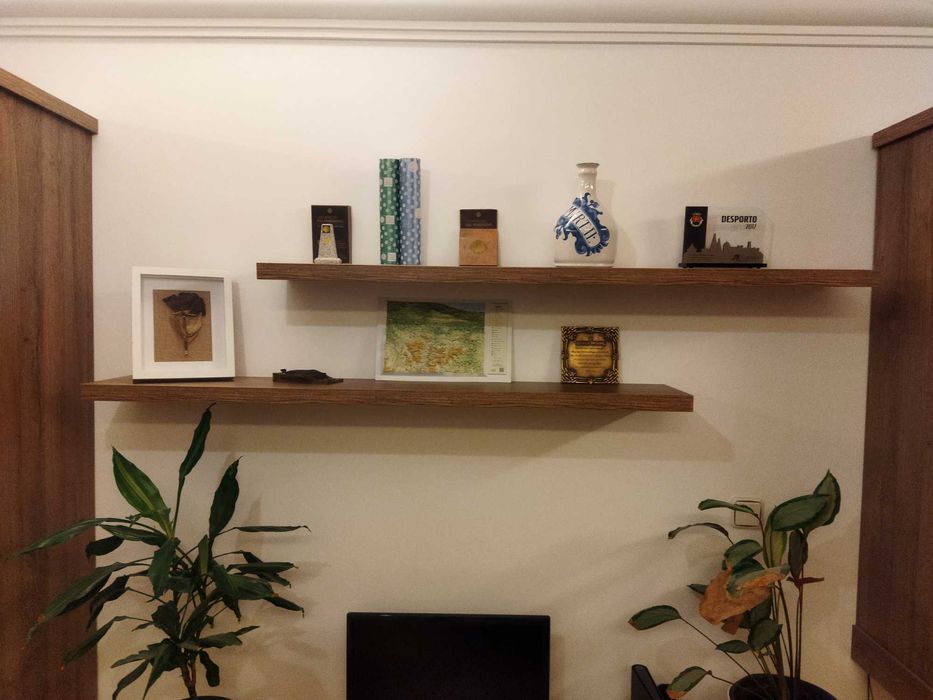 Móveis de sala com acabamento em carvalho e luzes LED's