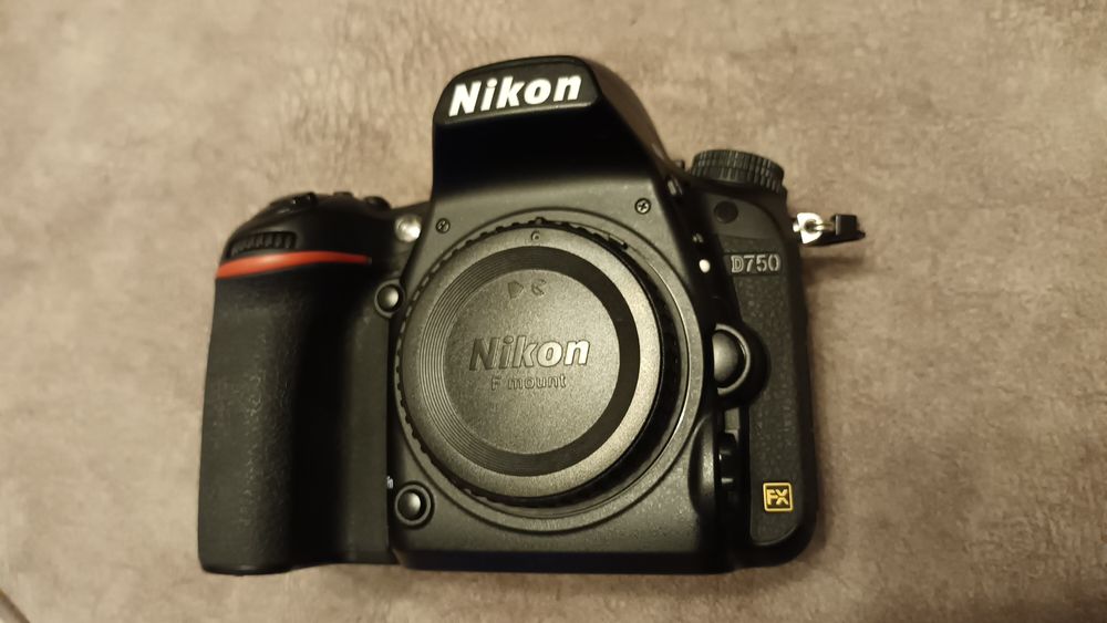 Nikon D750 w komplecie z obiektywem