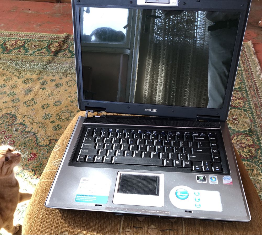 Laptop ASUS model F3S.