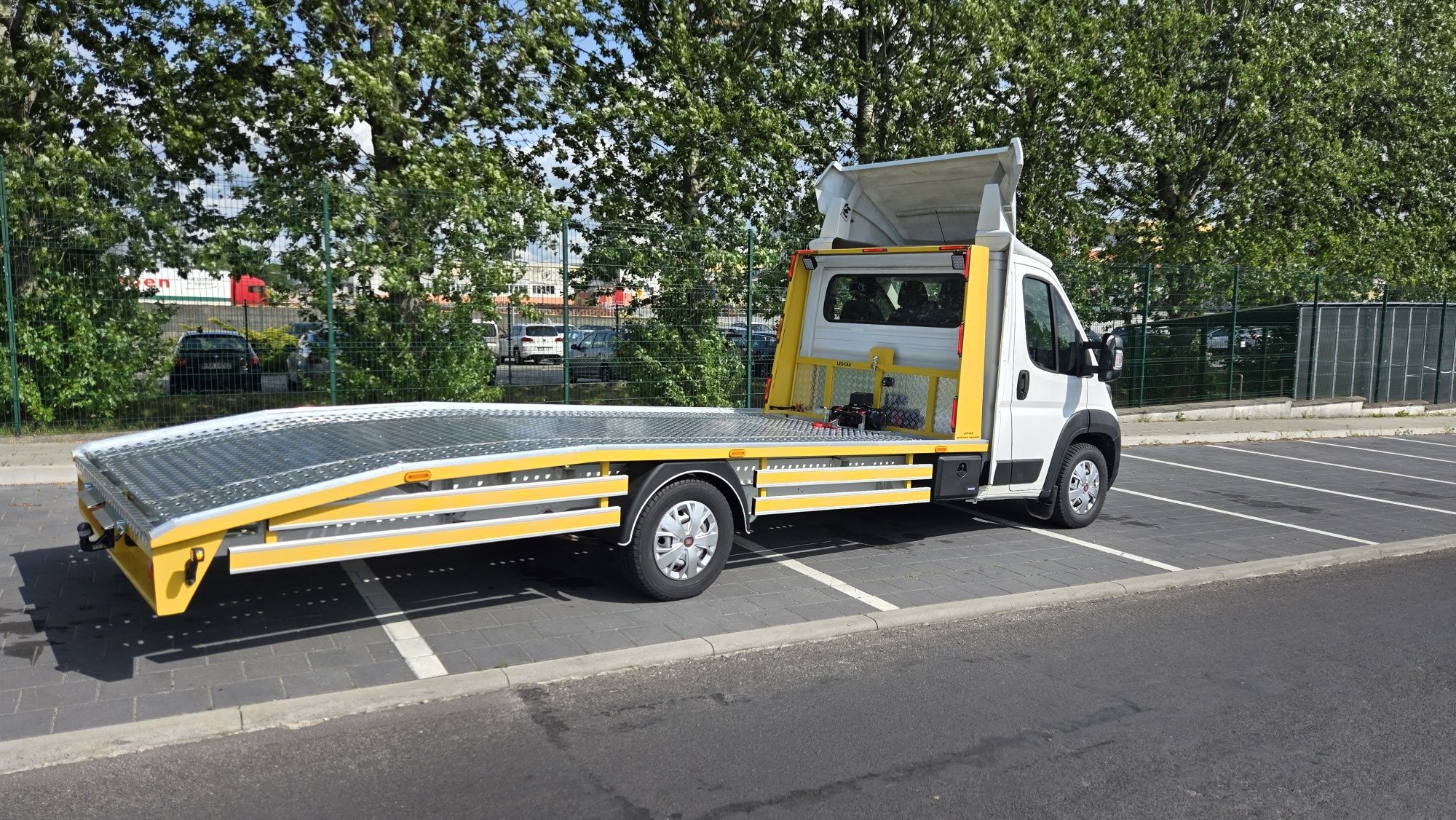 Iveco Daily autolaweta najazd producent najazdów LEO-CAR pomoc drogow
