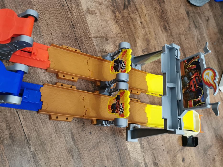 Zestaw Blaze i mega maszyny. Wyścig w błocie.