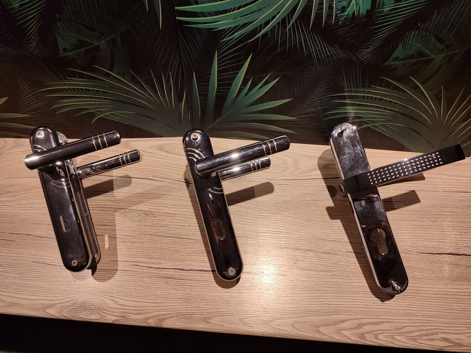 Klamki do drzwi z szyldem