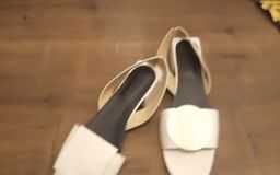 Białe sandały z ozdobnymi elementami