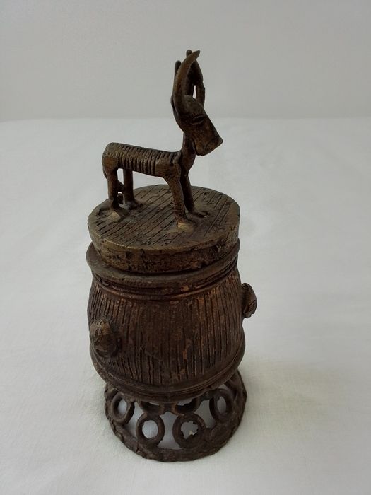 Antigo Ashanti-Kuduo recipiente em bronze usado em rituais.