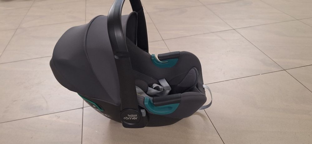 Fotelik samochodowy typu nosidełko Britax Romer Baby-safe iSens z bazą