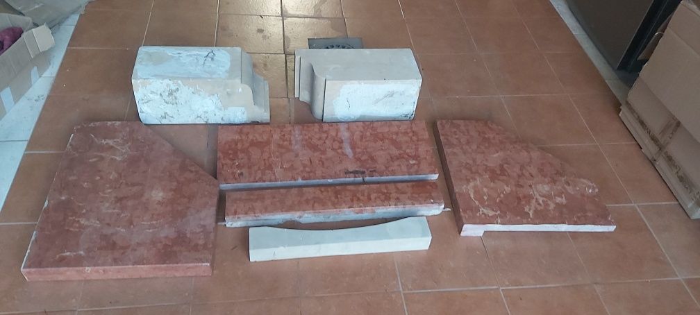 Obudowa kominka marmur Rosso Verona i piaskowiec,  dębowa belka