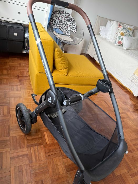 Carrinho Maxi-Cosi com Alcofa Modelo ADORRA 2