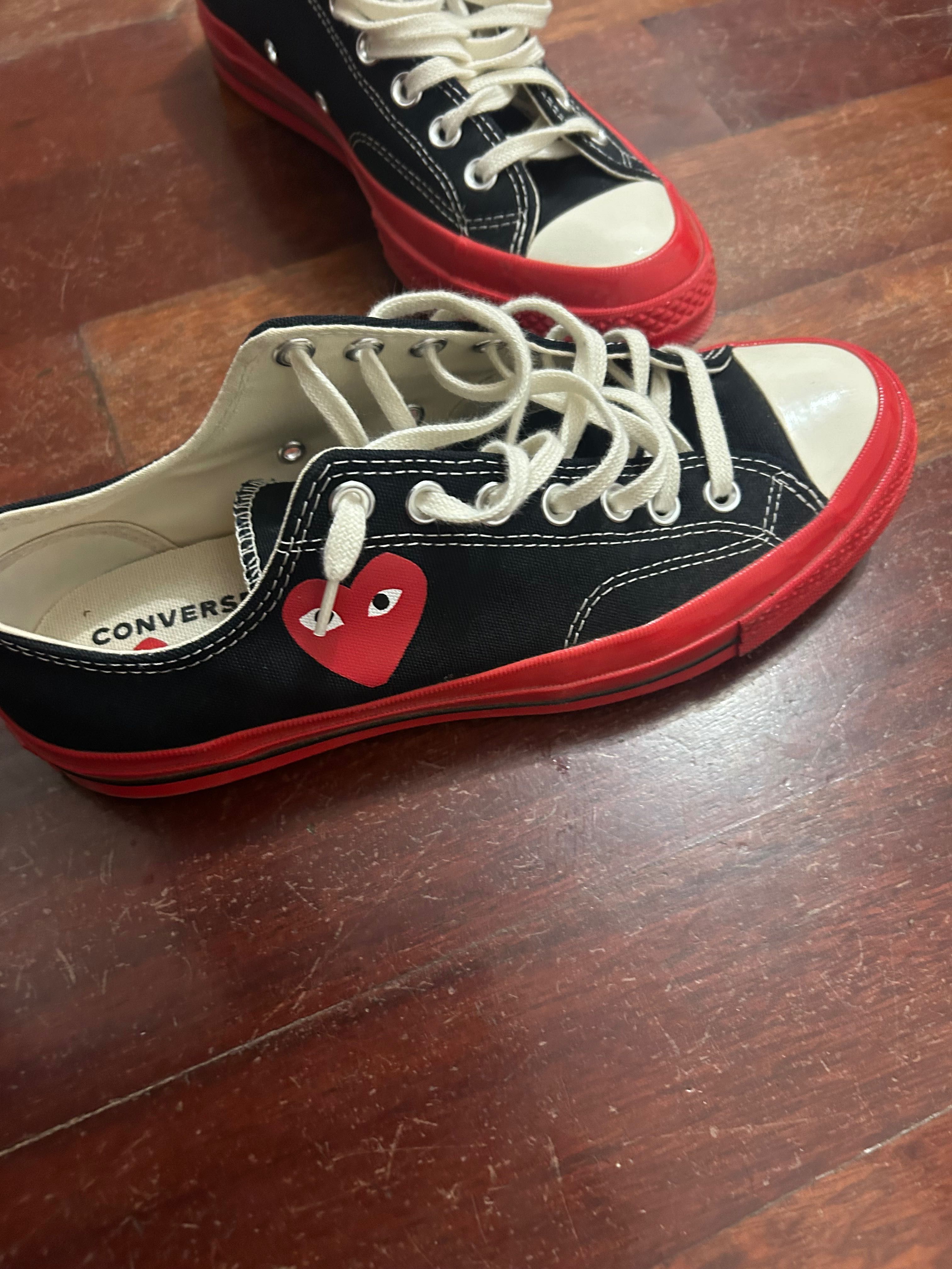 All star pretos e vermelhos