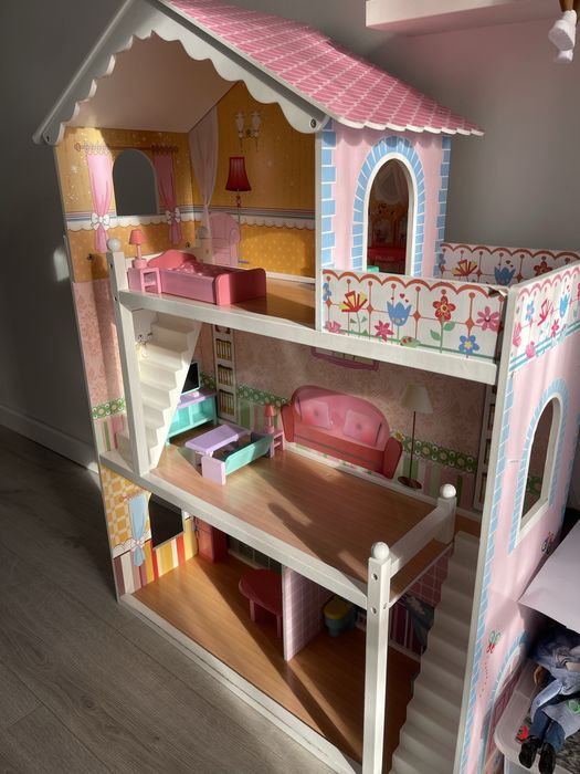 Drewniany domek dla lalek z akcesoriami