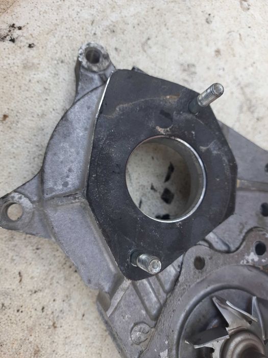 Водяна помпа насос Тойота Авенсіс королла Е120 2.0 д4д
