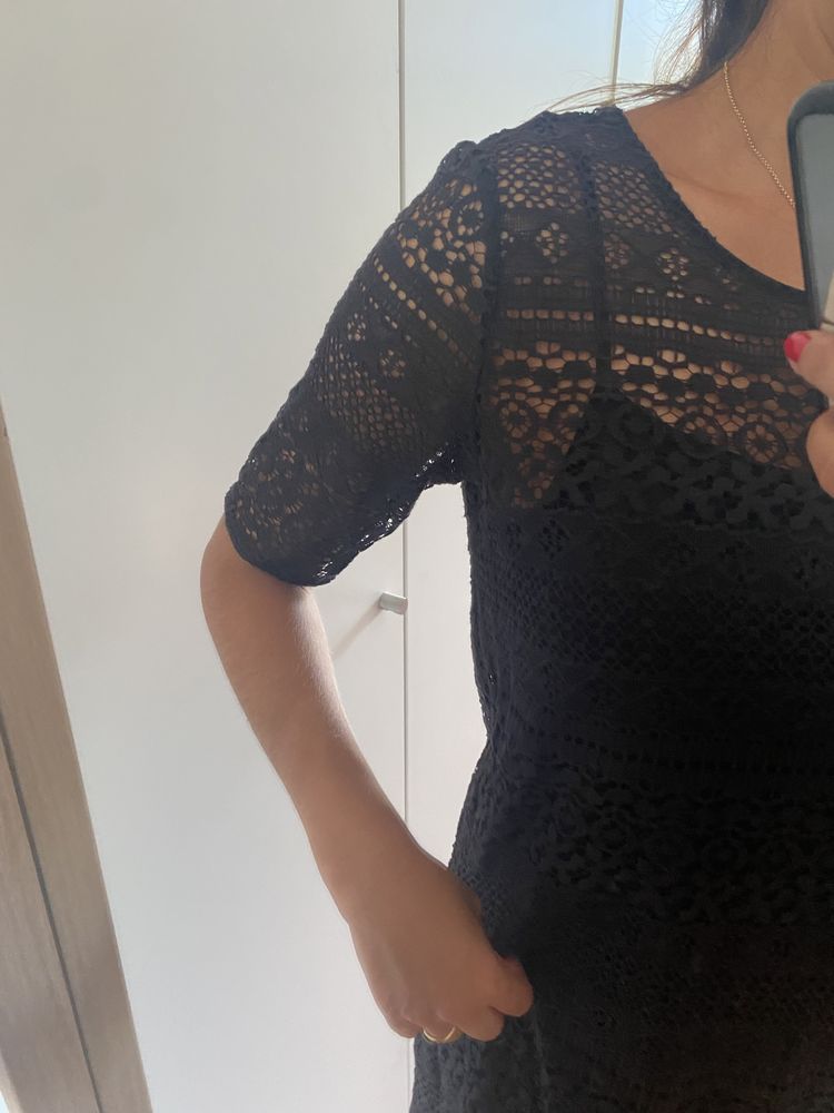 Vestido preto rendado e com forro