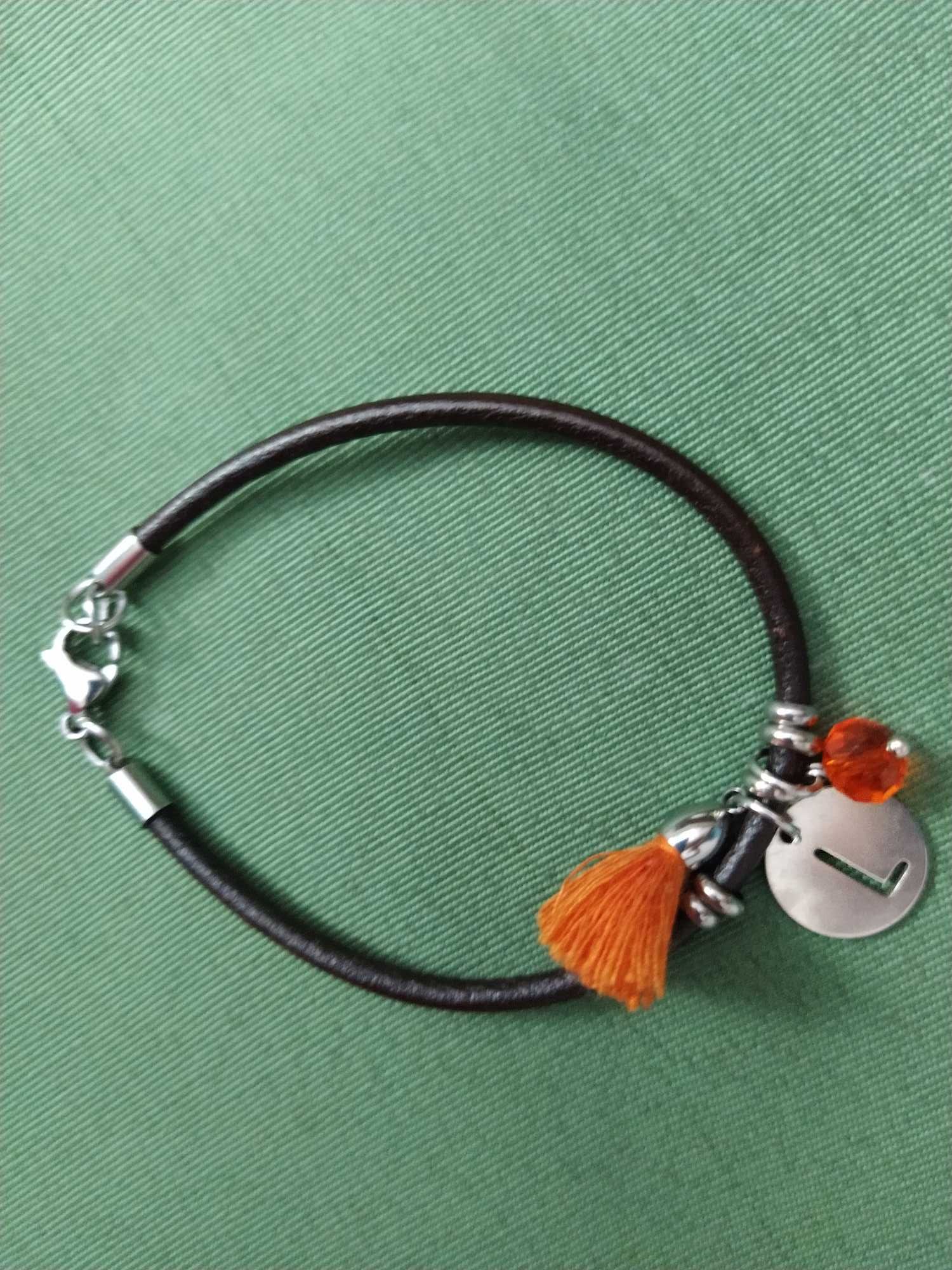 Pulseira com pendentes laranja e placa letra L