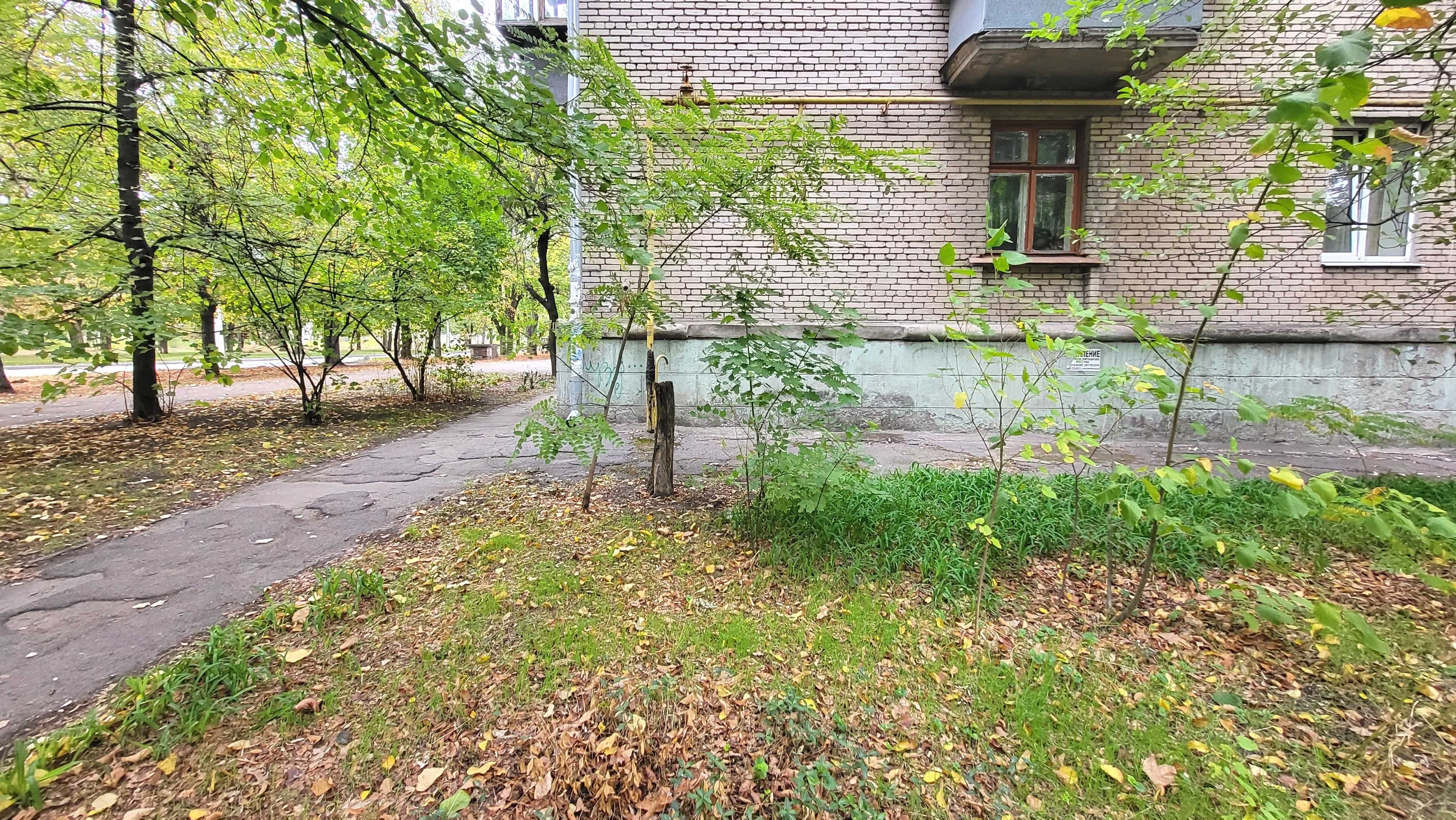 Продаж ПОВНОМЕТРАЖНОЇ 3-х к.кв. вул. Сергія Синенко 1-й поверх.