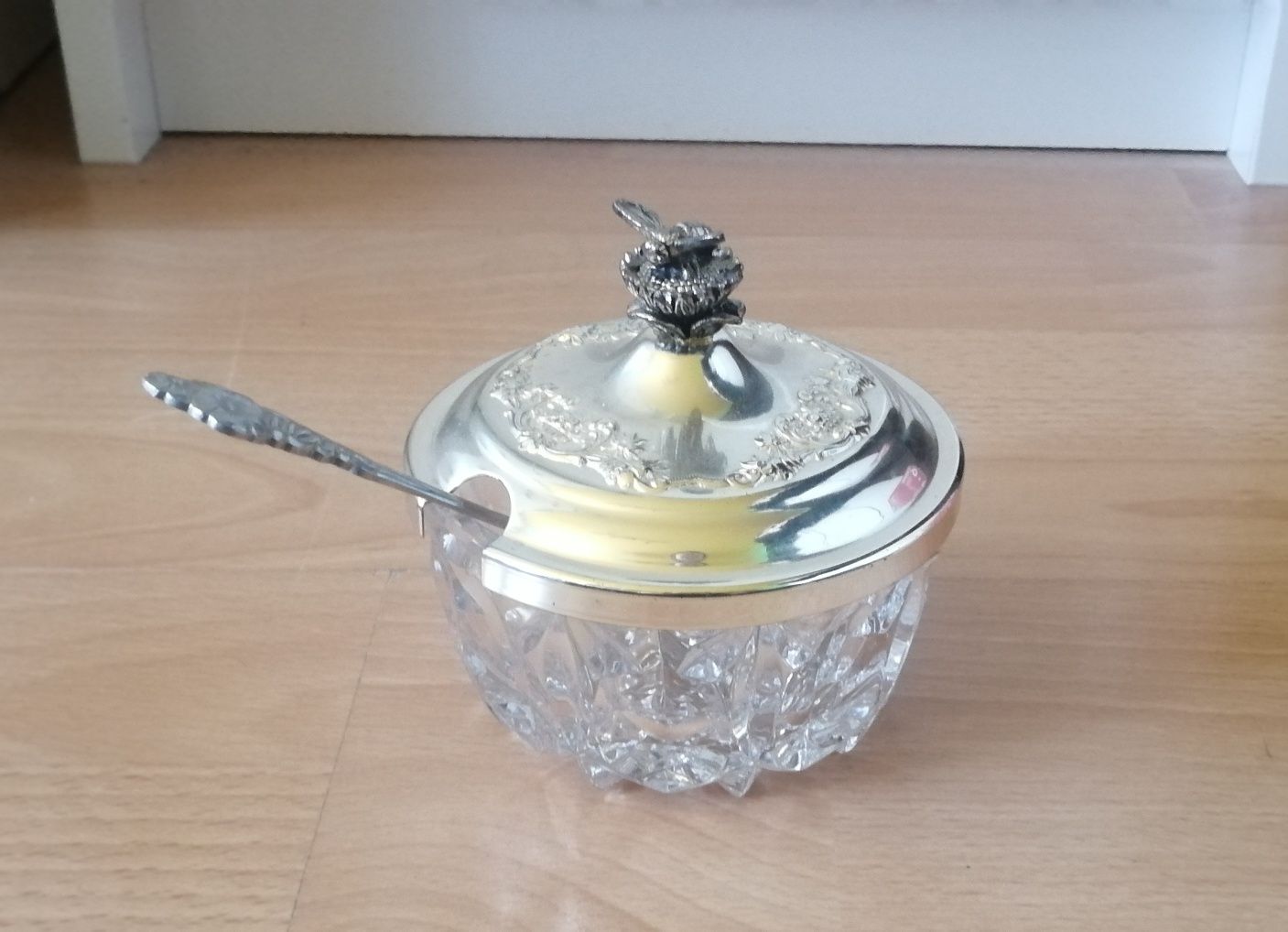 Kryształowa cukiernica z metalowym wieczkiem z czasów PRL