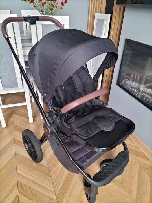 Czarny wózek dziecięcy 2w1 Muuvo Quick SE